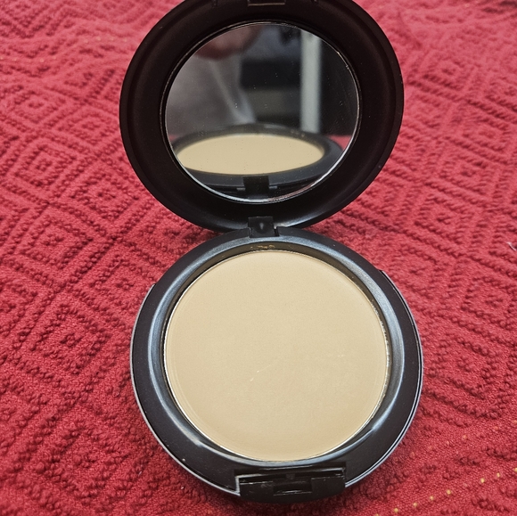 MAC Studio Fix Foundation - Picture 3 of 4